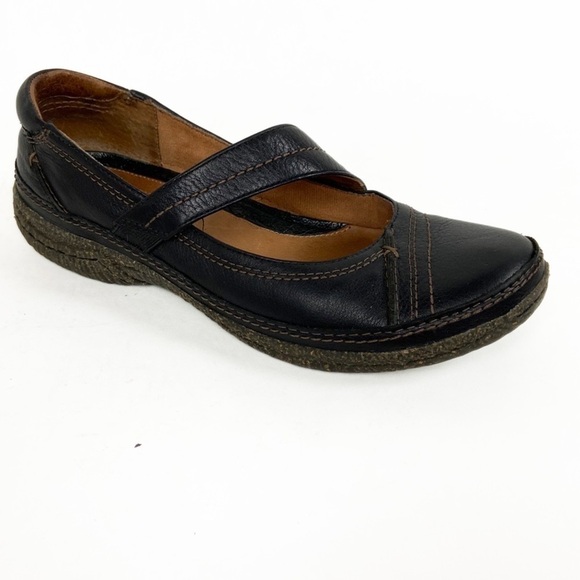 Clarks Genuine Leather SZ 8 Narrow Closed Toe Strap Slip On Comfort Loafer Shoes - Picture 1 of 16